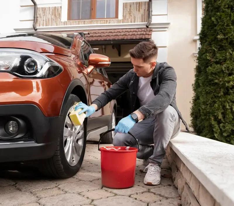 Lavage auto à domicile Saint-Alban-d'Hurtières : professionnel intervenant sur un véhicule